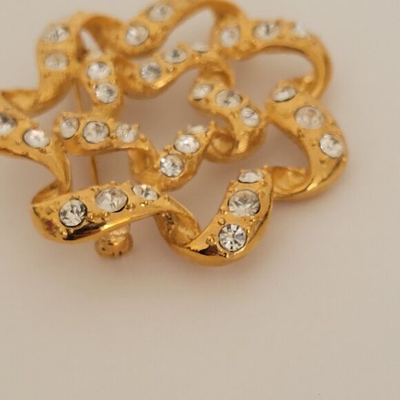 Vintage Avon 1998 Gold Tone Clear Rhinestone Flower Brooch Pin - Picture 5 of 8